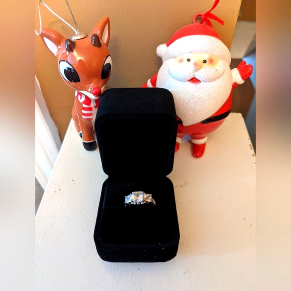 4.65 Diamond Simulate 3 Stone Past Present & Future Ring - Picture 1 of 6